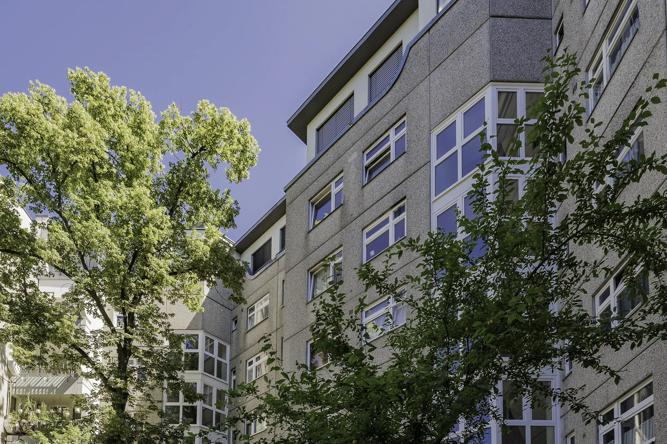 Wohnanlage DRAKEPARK Berlin hinter Bäumen