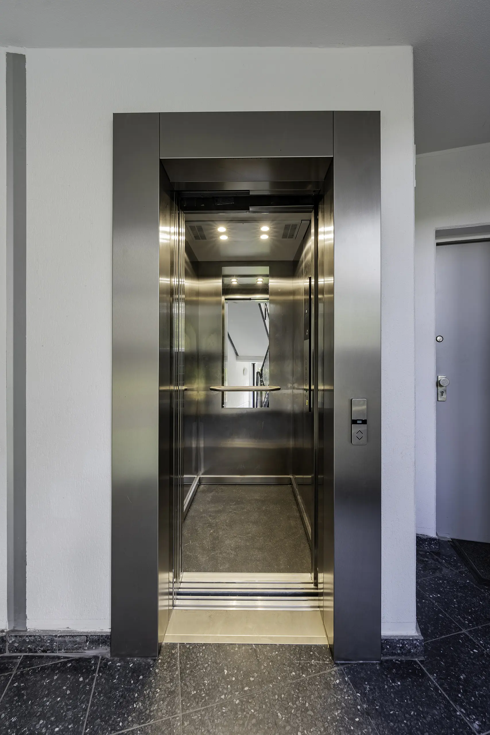 Aufzug im sanierten Gebäude des DRAKEPARK Berlin