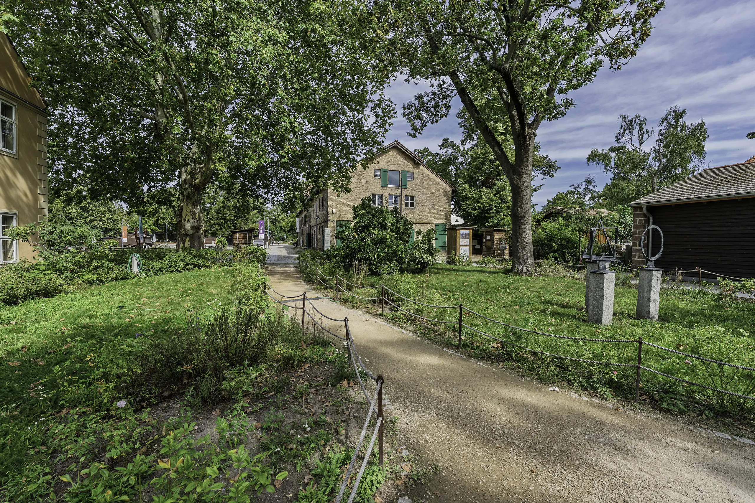 Fußweg und Parkanlage nahe dem DRAKEPARK Berlin