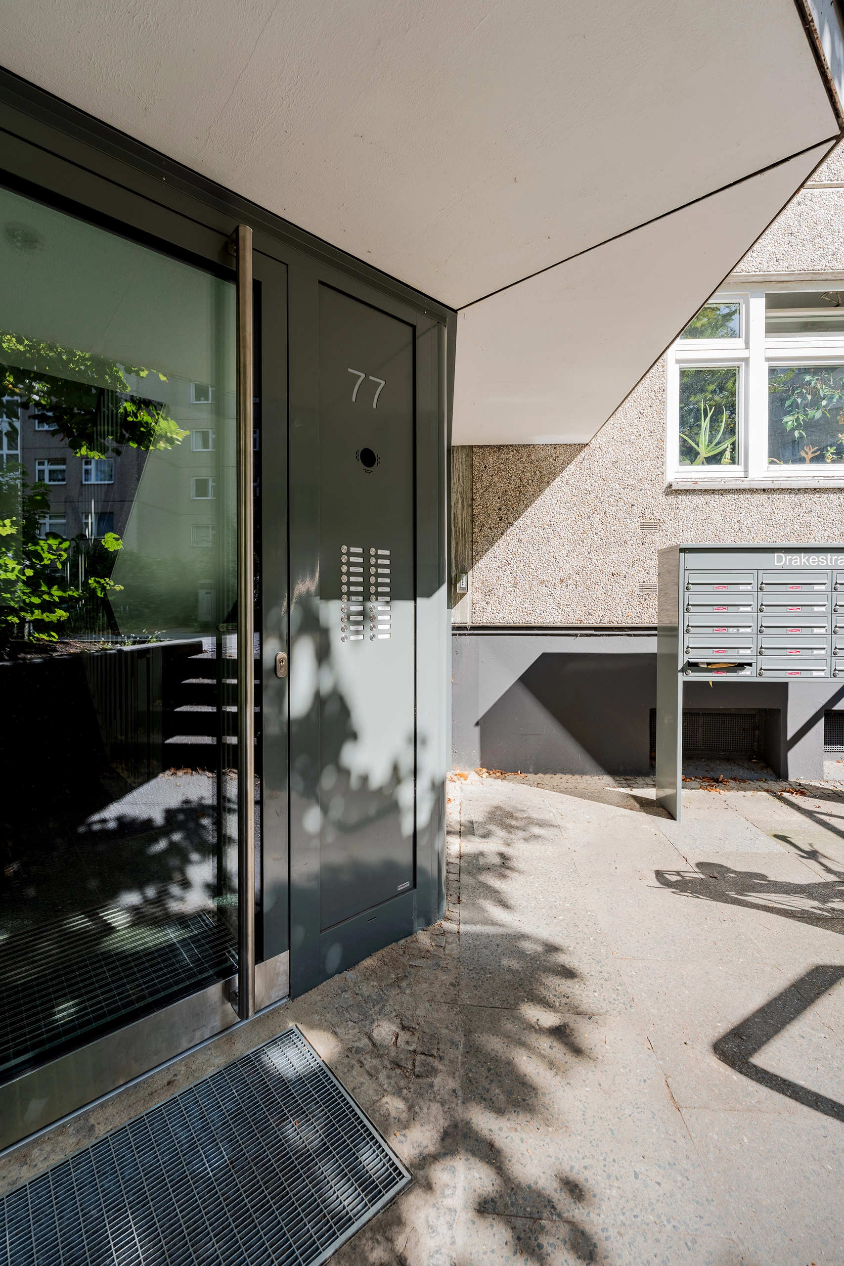 Hauseingang im DRAKEPARK Berlin mit moderner Glasfront